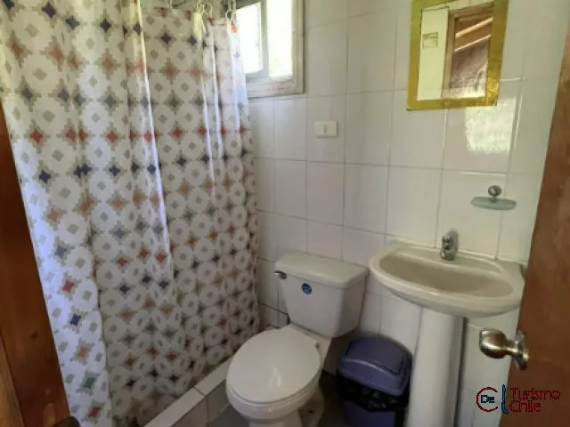 Baño privado con ducha, WC y lavamanos en cabaña de Cabañas Mi Casa